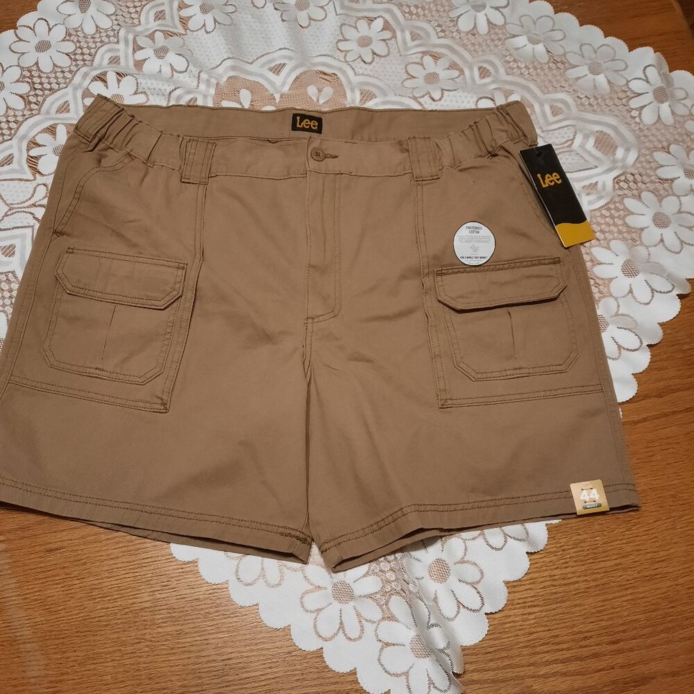 NWT Lee Men’s Cargo Beige Shorts - Size 44 NEW